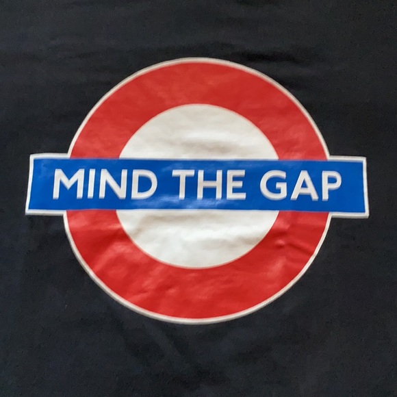 🇬🇧MIND THE GAP-Unisex-Black Shirt 🚇 - Picture 2 of 6